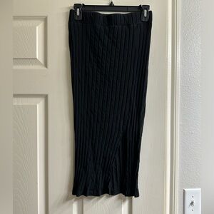 Ribbed pencil skirt with slit